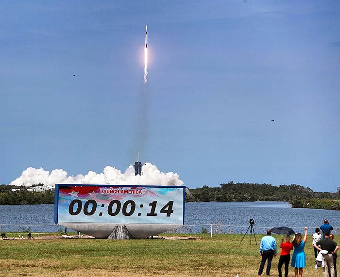 美国将此次发射命名为“Launch America”图片来源:Joe Burbank—Orlando Sentinel/Tribune News Service via Getty Images