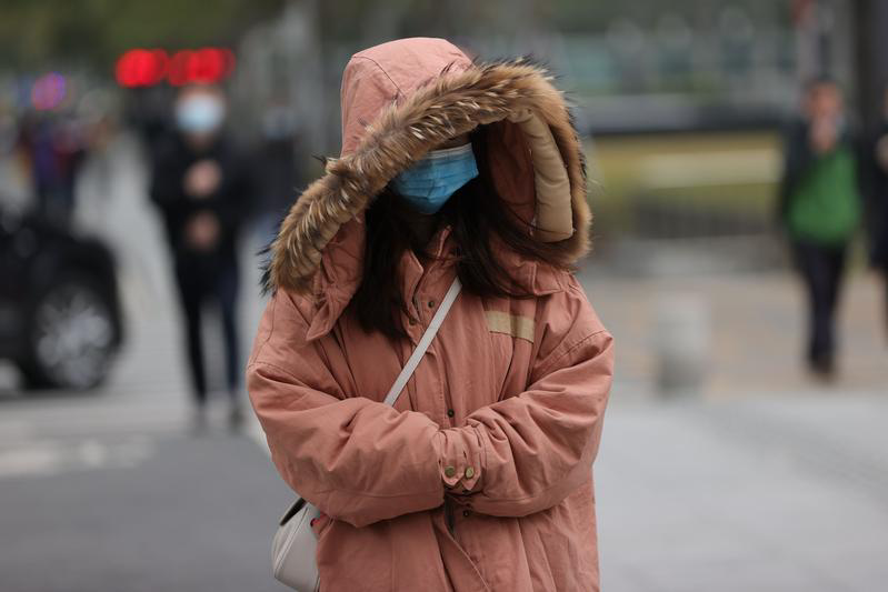 街拍深圳深圳降温早起遭遇寒风