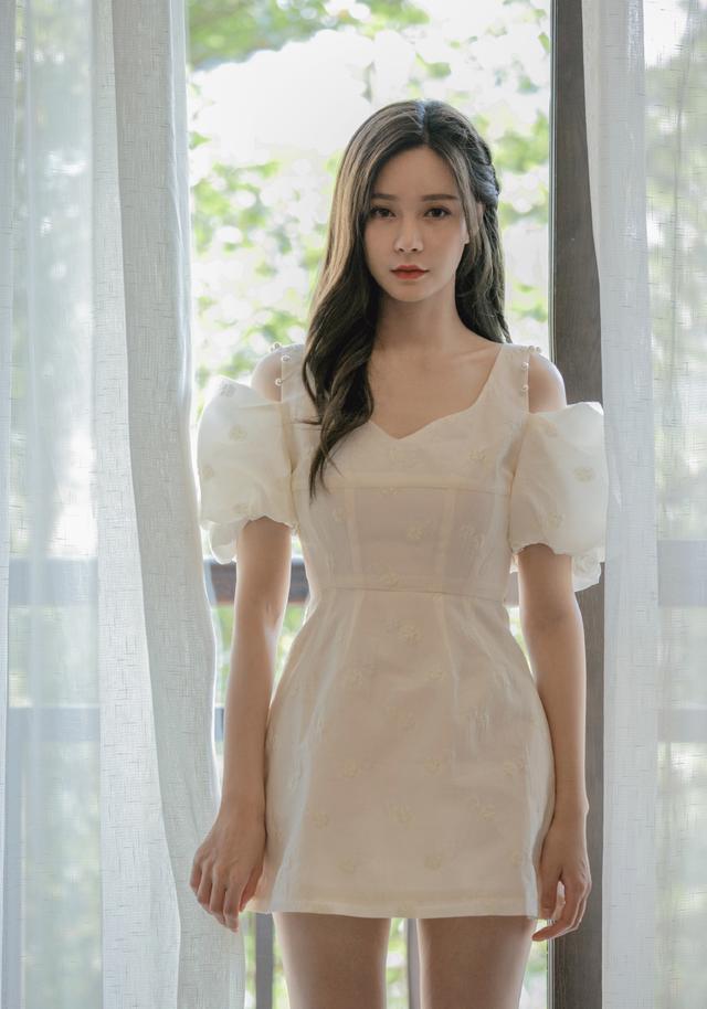 沈梦辰冬季衣服品味超好,穿黑色外套搭配中筒靴,又飒又酷