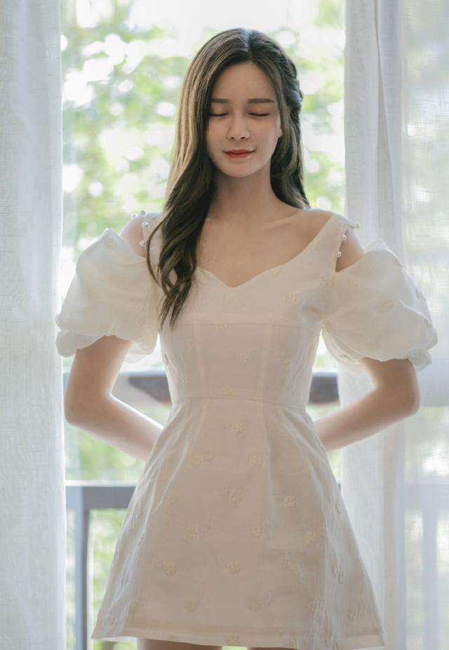 沈梦辰冬季衣服品味超好,穿黑色外套搭配中筒靴,又飒又酷