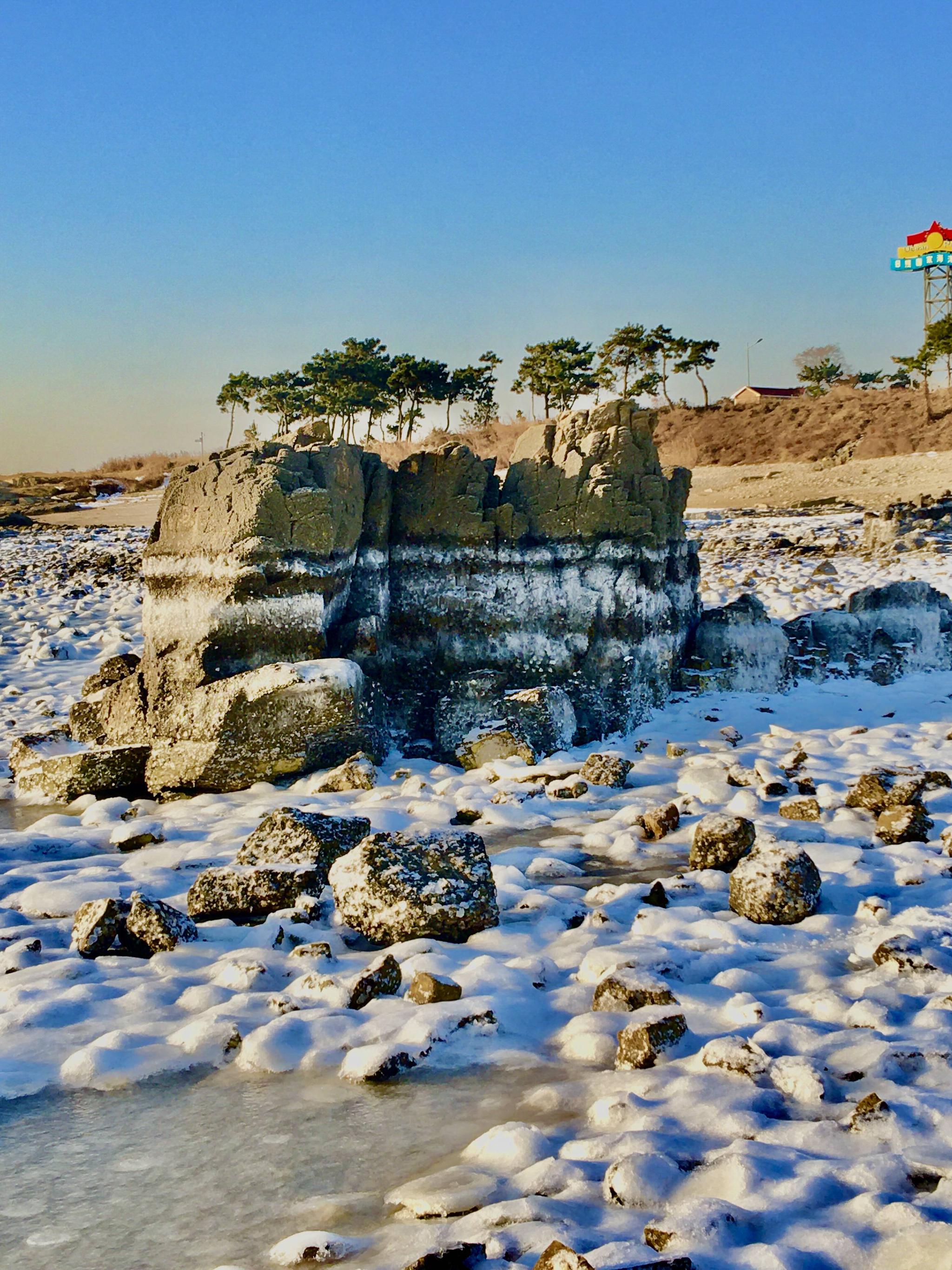 日照任家台村礁石公园:寒潮来袭 美景如画