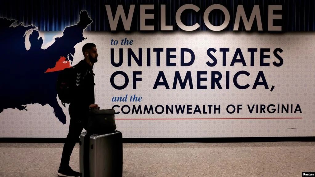 一名国际旅客抵达华盛顿杜勒斯国际机场（图源：路透社）