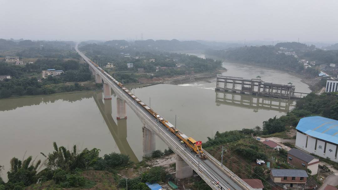 川南城际铁路自贡至泸州区间完成铺轨