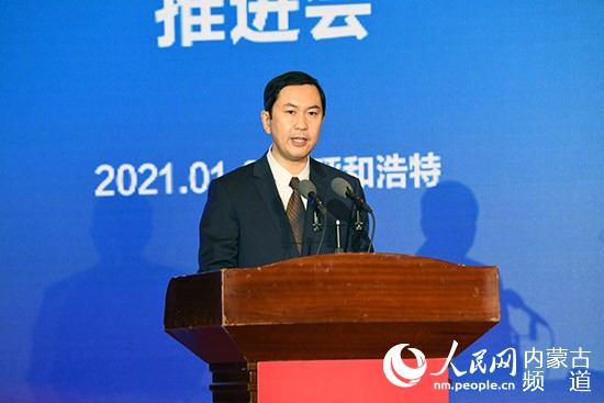 土默特左旗委书记成红亮介绍当地招商引资情况.陈立庚 摄