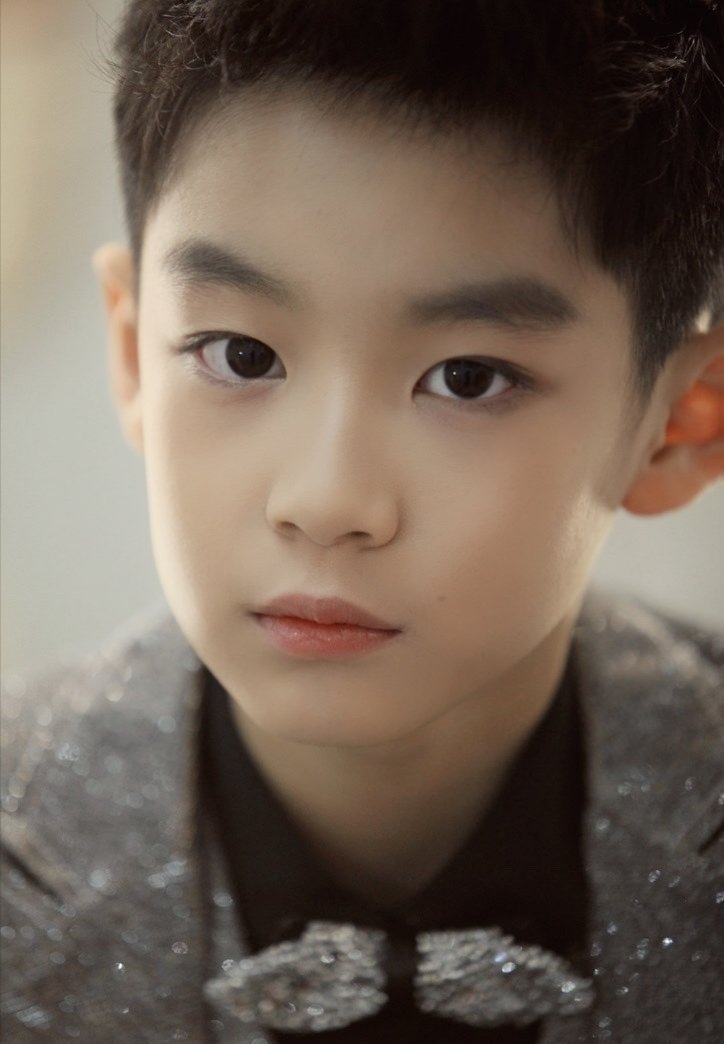 曹颖10岁儿子颜值太高引热议,被称最帅星二代,果然基因强大!