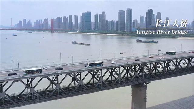 ↑竹内亮导演纪录片中疫后武汉长江大桥的视频截图
