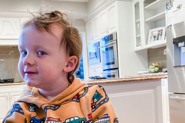 英格尔斯晒儿子照片:两年前被诊断自闭症,但一直在努力