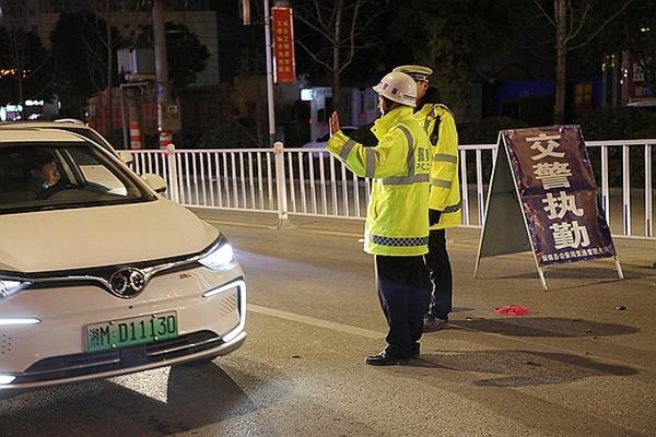 在马路上设卡检查.