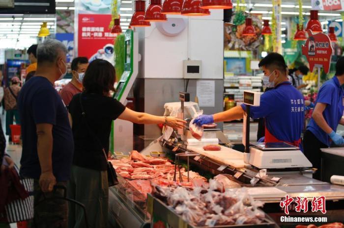 资料图：北京市朝阳区一家京客隆超市内，市民选购猪肉。 中新社记者 蒋启明 摄