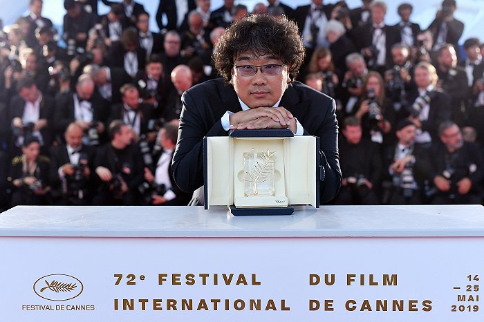 当地时间2019年5月25日,第72届戛纳电影节,韩国导演奉俊昊凭借《寄生虫》摘得金棕榈奖。(图片来源:视觉中国)