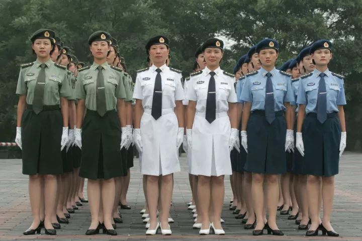 2004年士兵冬常服改用仿毛料材料,改善了士兵军容.