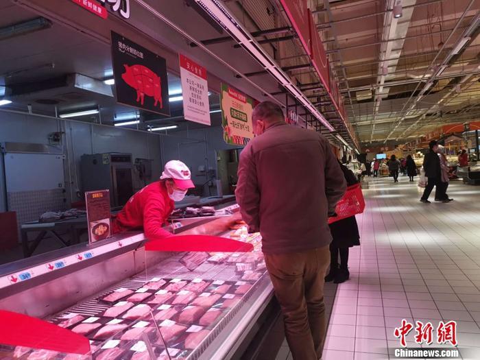 资料图:北京丰台区一家超市内的猪肉区。 谢艺观 摄