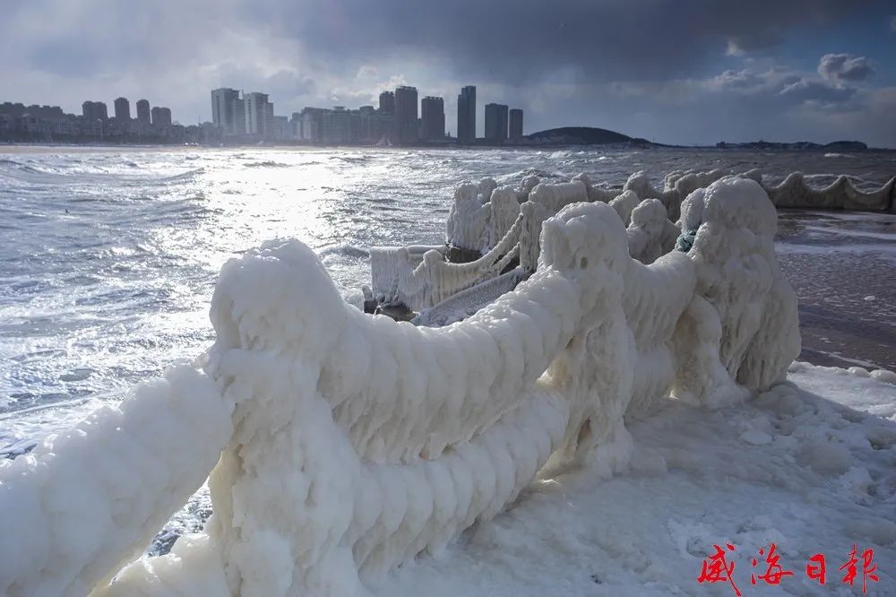 威海海岸,冻出奇观!