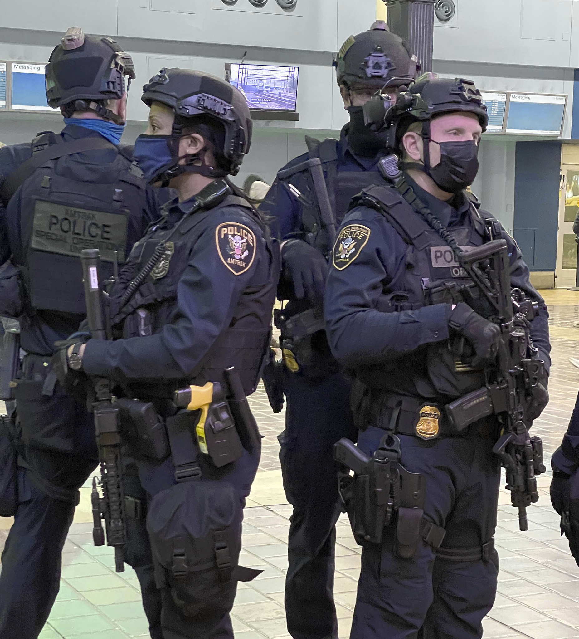 美国国会冲击事件一受伤警察死亡 华盛顿降半旗致哀