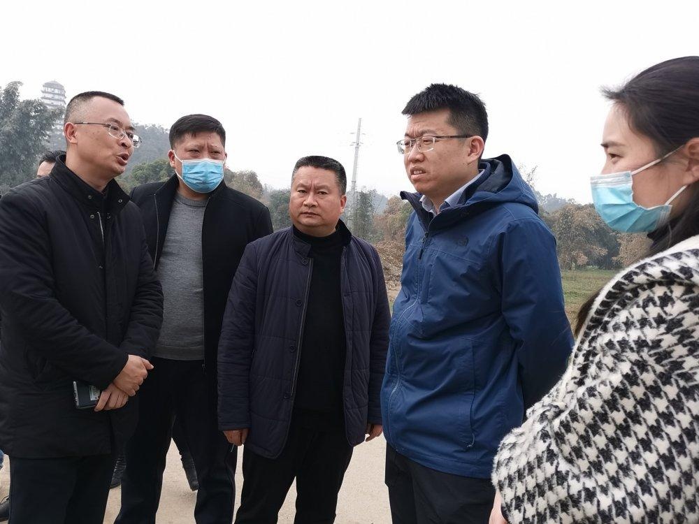 刘今朝在思蒙河支渠兰沟村段督导环保工作刘今朝一行先后来到思糜河