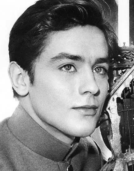 头小,比亚欧混血的女性鳄渊晴子的头还小.