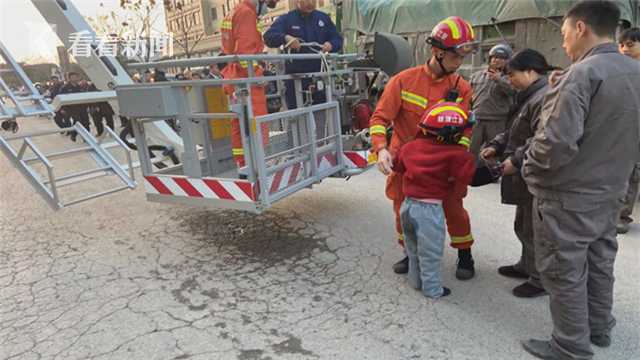 惊险！6岁女孩爬出11楼窗外 消防员登高一把抱下休闲区蓝鸢梦想 - Www.slyday.coM