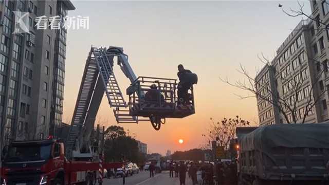 惊险！6岁女孩爬出11楼窗外 消防员登高一把抱下休闲区蓝鸢梦想 - Www.slyday.coM