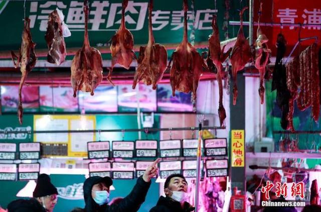 资料图：顾客在选购腊味。 汤彦俊 摄