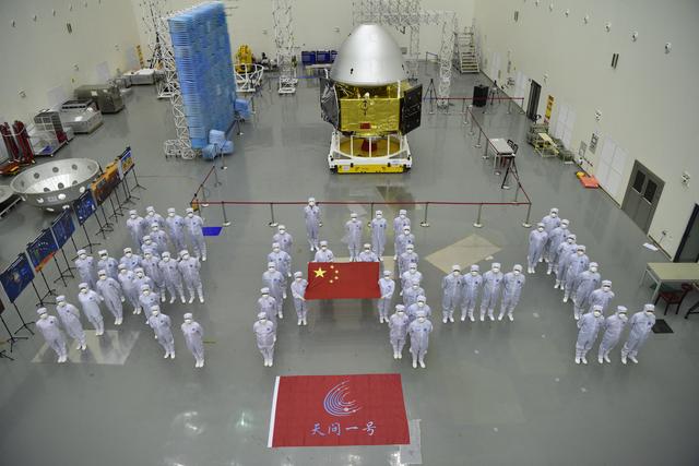 中国航天科技集团五院"天问一号"研制团队合影 供图:中国航天科技集团