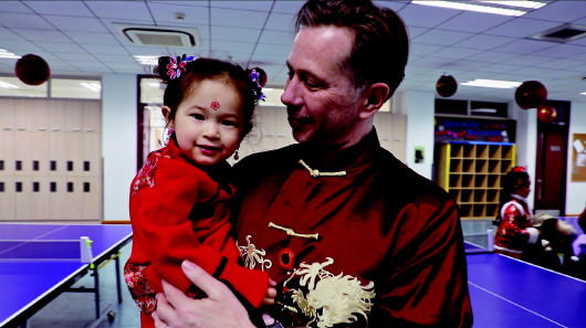 爱德华带着女儿参加学校举办的春节文化活动。本报记者刘润芝摄 