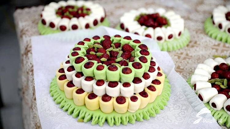 面粉,红枣和葡萄干是李婆花糕的主要原料,菠菜汁