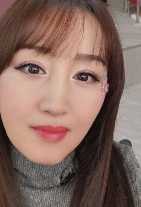 杨钰莹晒美照,对镜浅笑蝴蝶妆容吸睛