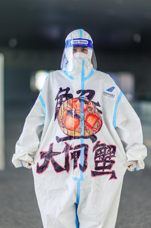 视频 | 在防护服上,他们画上了特殊的年夜饭