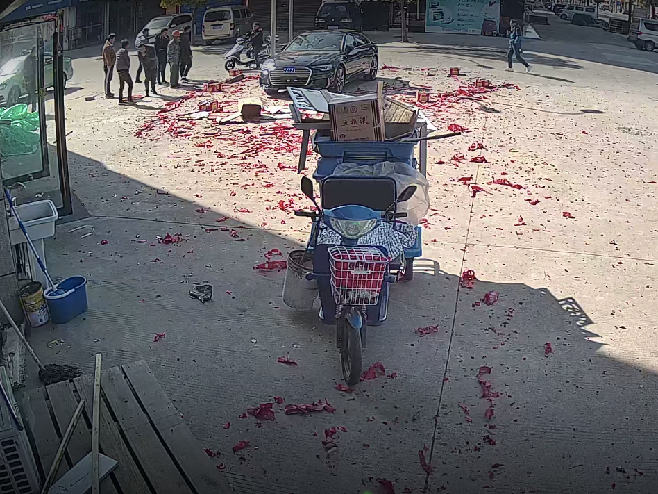 禁放烟花爆竹员工放鞭炮祝贺老板喜提新车结果车被炸了人被抓了