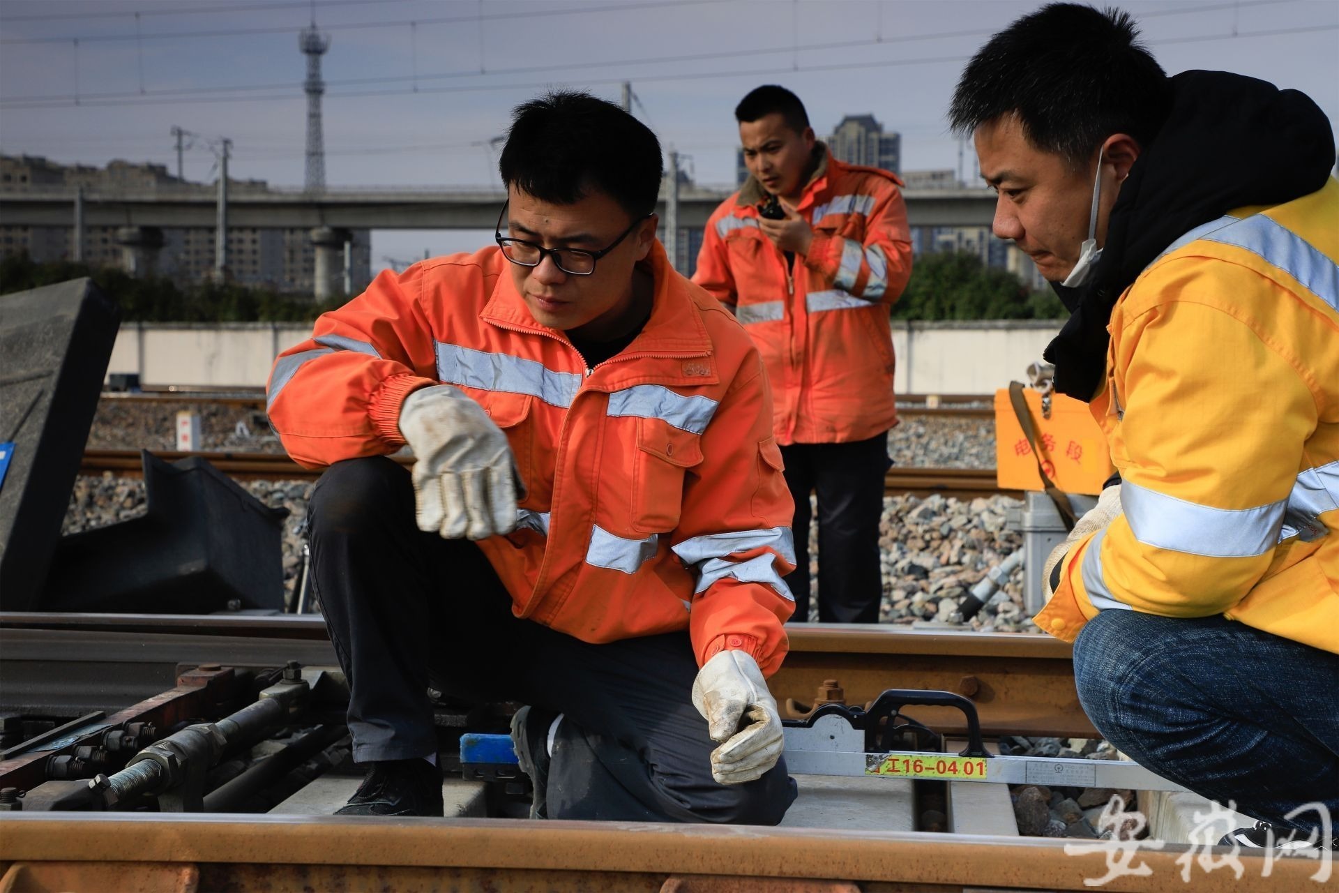 合肥工务段春节检修忙 为动车"归巢"保驾护航(组图)