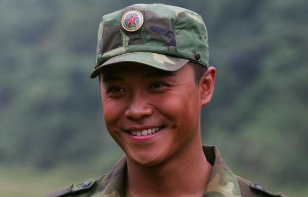 《士兵突击》开始的,那部戏捧红了非常多的演员,但目前只有你转型成为