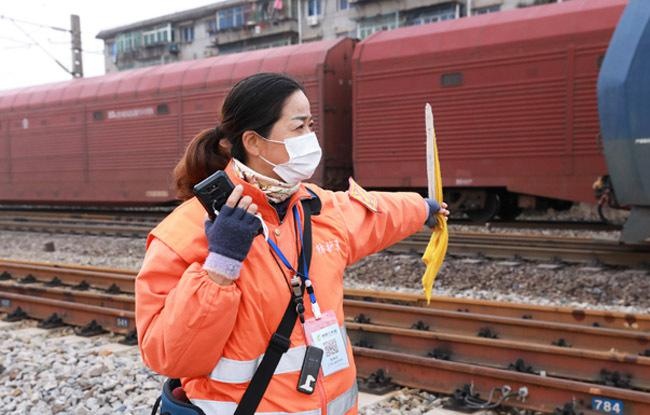 铁道线上的"金牌女防护员"