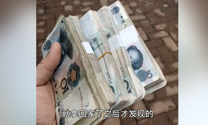 男子去银行将500元全换成10块的零钱出来后一看赶紧往回跑