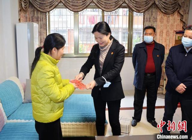 图为宁德市委常委,统战部部长杨方(左二)走访慰问华侨新村社区困难