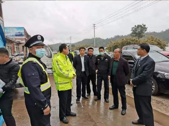 副区长,公安局局长廖肇洲一行在王母渡镇其他区领导也身先士卒,纷纷