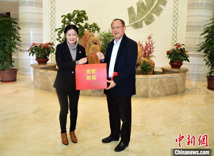 图为宁德市委常委,统战部部长杨方(左)走访慰问海外代表人士高益槐.