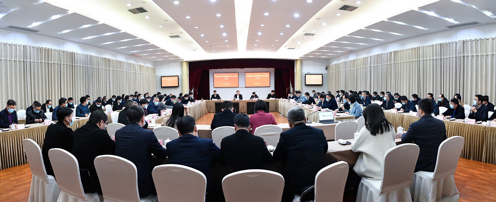 分管各条线的县领导依次走上汇报席,述职汇报过去一年取得的成绩,存在