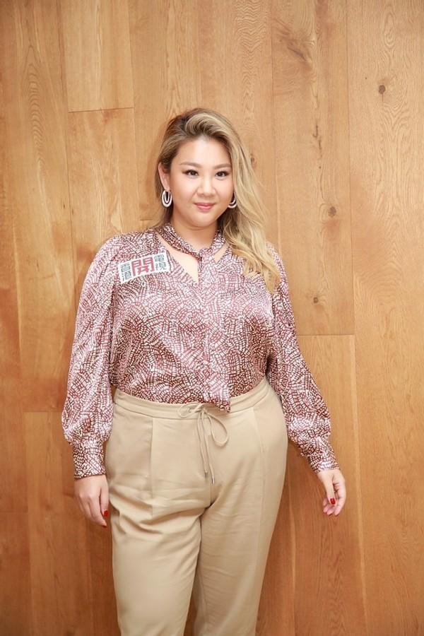 郑欣宜终于穿对花衬衫配烟管裤高级大气180斤照样美得精致