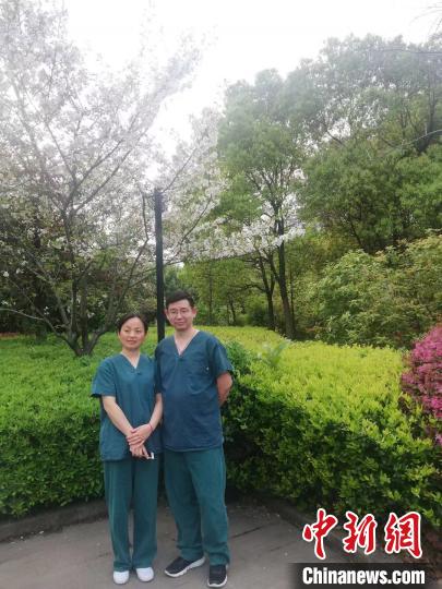 陈亚涛与妻子(隔离病房结束时)的合影。 受访者供图 摄