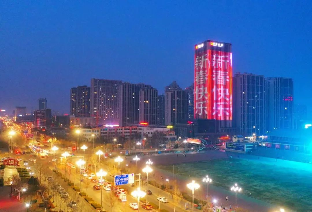2月11日,除夕之夜,德州市区灯光璀璨,处处流光溢彩.