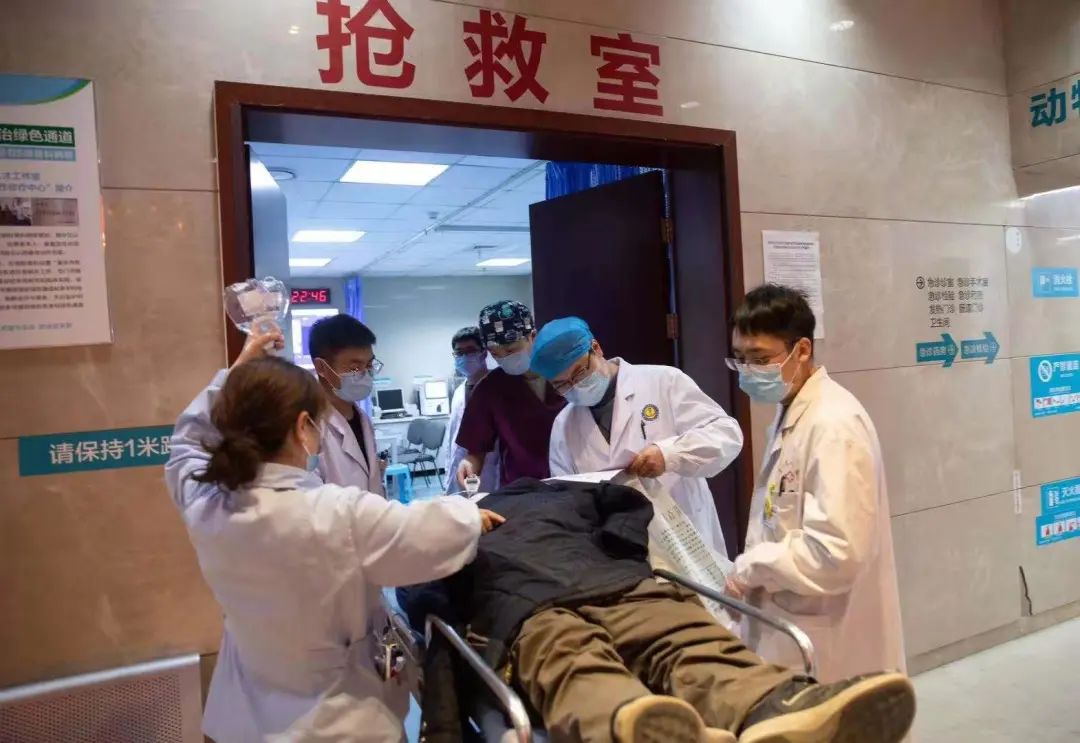 医护人员将病人送进急救室.何雷 摄