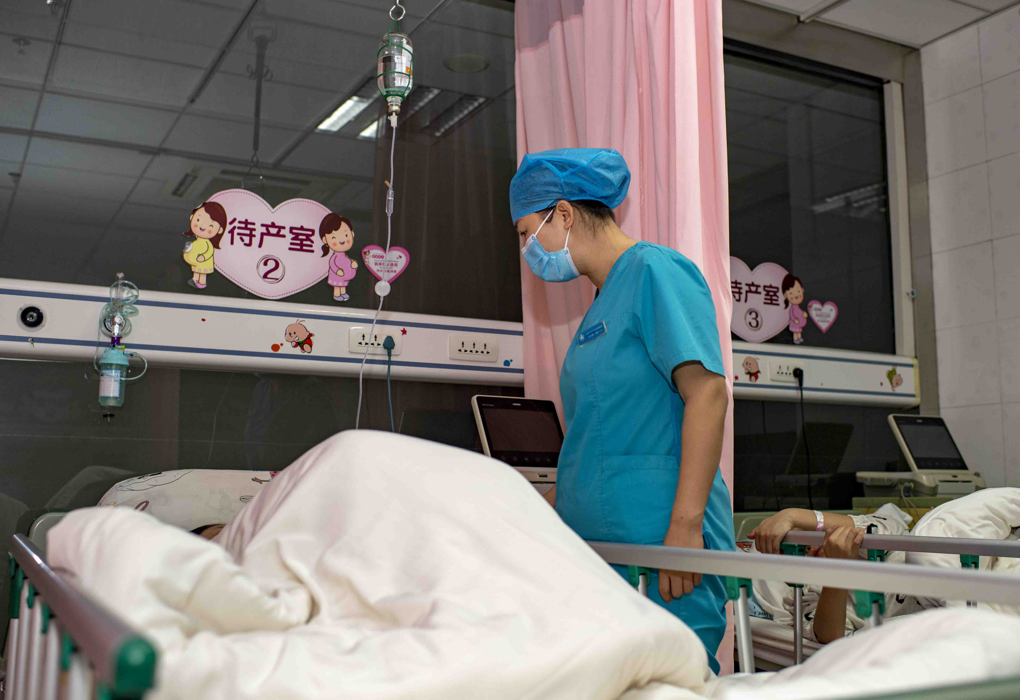 除夕夜:"马助产士"接生"牛宝宝"|产妇_新浪新闻