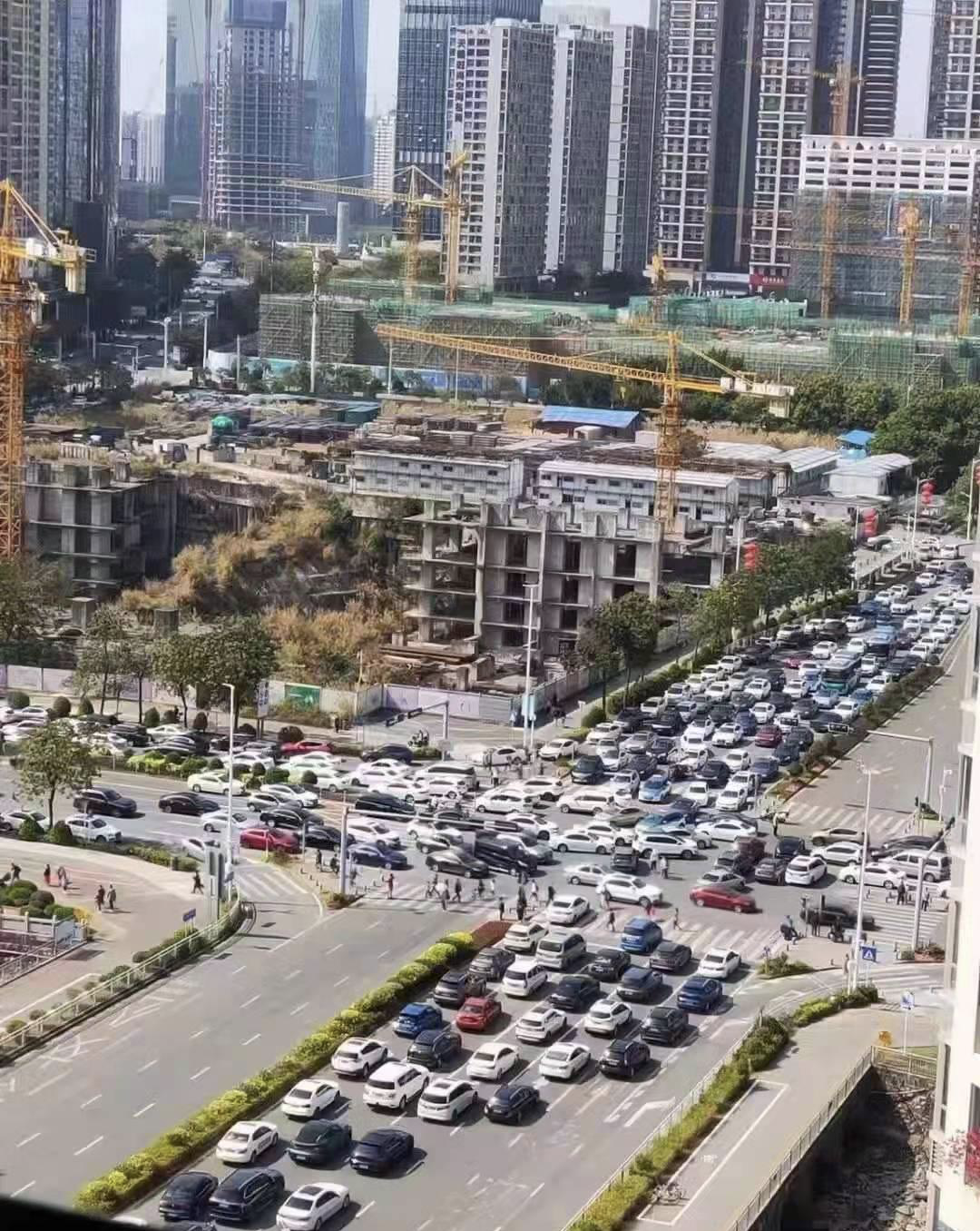 不要给自己添堵宝安滨海文化公园严重塞车建议乘坐地铁过去