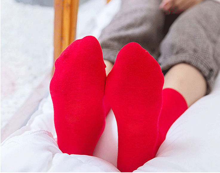 汗脚的朋友不用怕,袜子的透气性很赞,不用担心捂得慌~脚踝收口处的