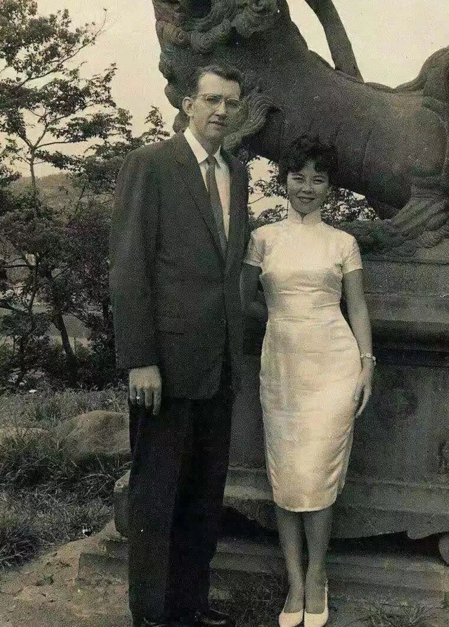 虽然相遇有些不愉快,但两个年轻的男女还是在接触和交流中逐渐爱上了