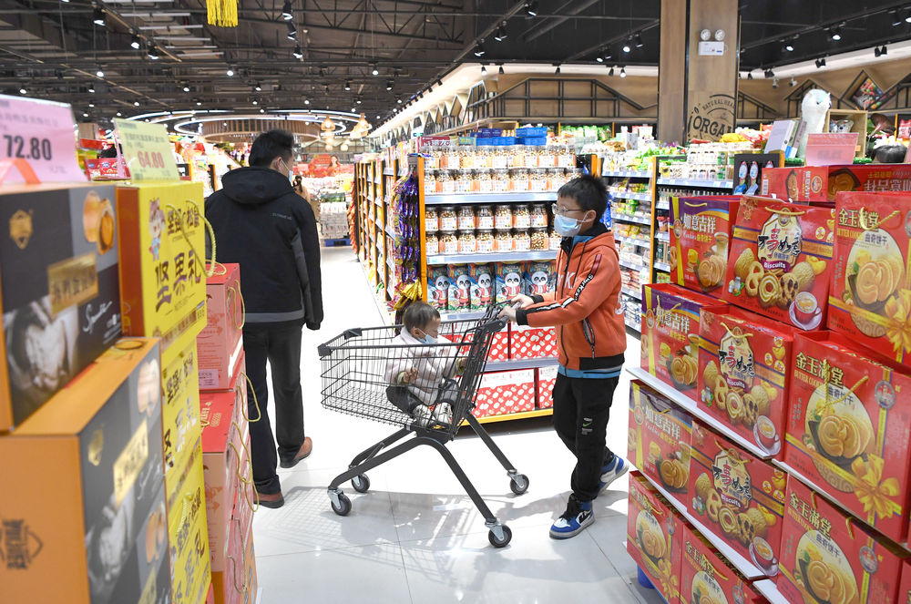 韦寒贵一家在大化瑶族自治县县城采购年货（2月3日摄）。新华社记者 周华 摄