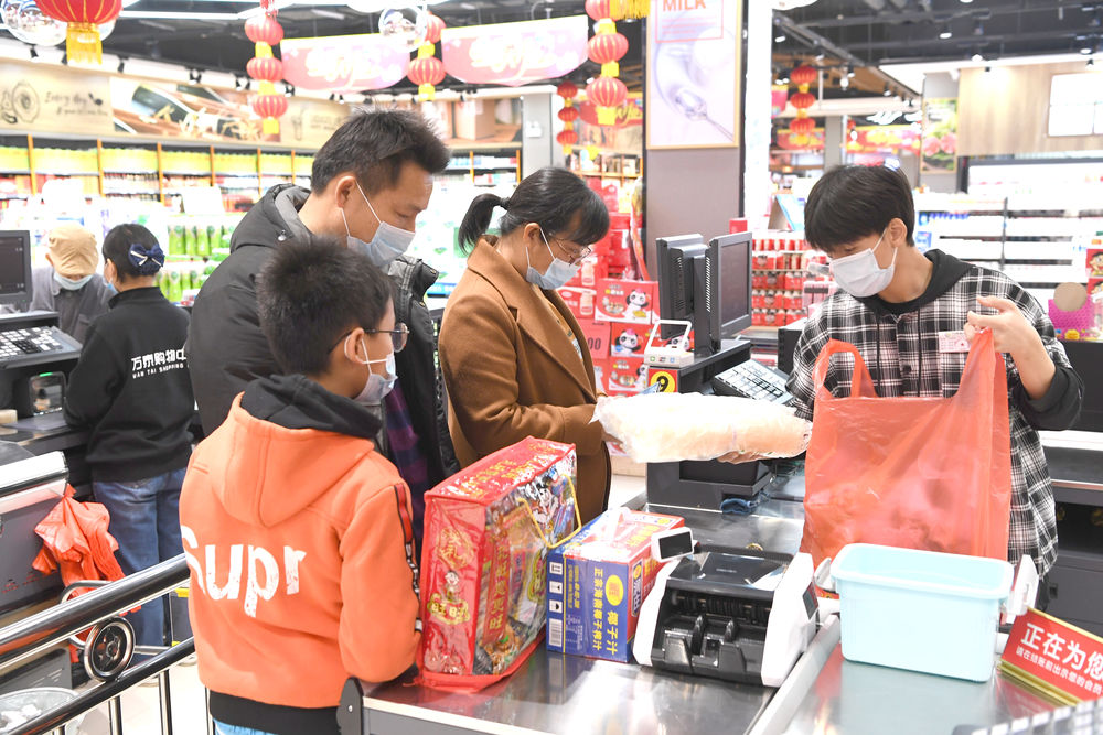 韦寒贵一家在大化瑶族自治县县城采购年货（2月3日摄）。新华社记者 周华 摄