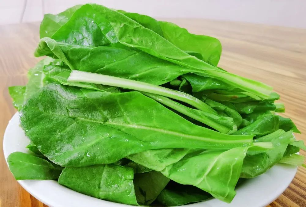 甜菜寓意:甜甜蜜蜜,生活美满黄豆腐寓意:锦衣玉食,不愁吃穿水芹寓意