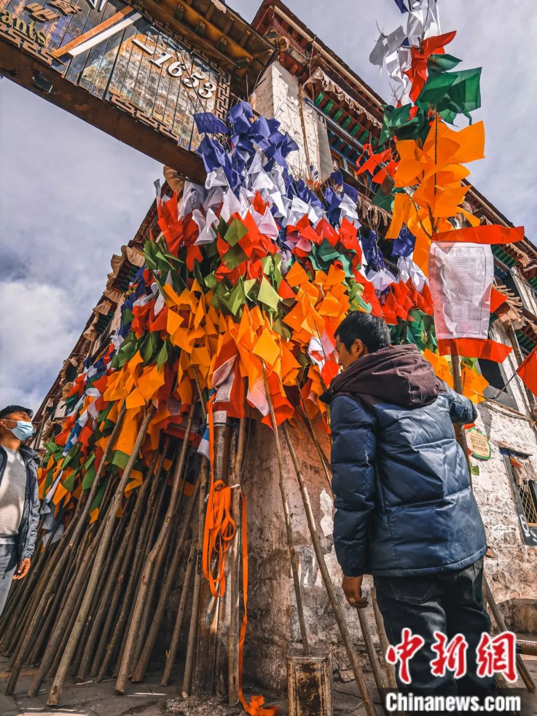 拉萨八廓街的五彩经幡。张静 摄