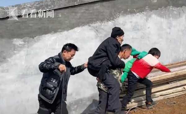 2公里40分钟！三个儿子轮流背89岁父亲看高铁：满足老人新年愿望休闲区蓝鸢梦想 - Www.slyday.coM